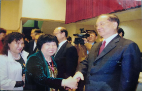 刘慕玲随广东省女企业家代表赴台湾考察，受到原国民党主席连战的接见。