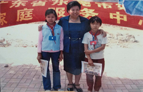 刘慕玲先后扶持过八位贫困儿童完成学业。图为与其中的两位广西学通合影。