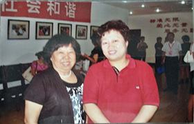 刘慕玲曾到济南阳光大姐家政服务公司参观学习，图为与该公司总经理卓长立合影留念。