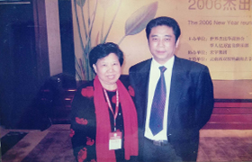在世界杰出华商交流活动中，世界杰出华商协会执行主席卢俊卿与刘慕玲董事长合影留念。