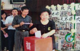 大震有大爱，刘慕玲带领企业员工积极为汶川大地震受难同胞捐款捐物。